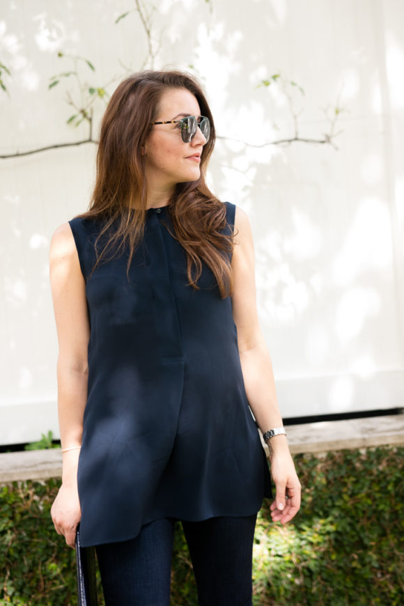 Amy havins wears a navy tunic, jeans and jimmy choo sandals.