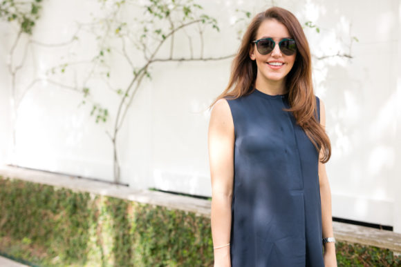 Amy havins wears a navy tunic, jeans and jimmy choo sandals.